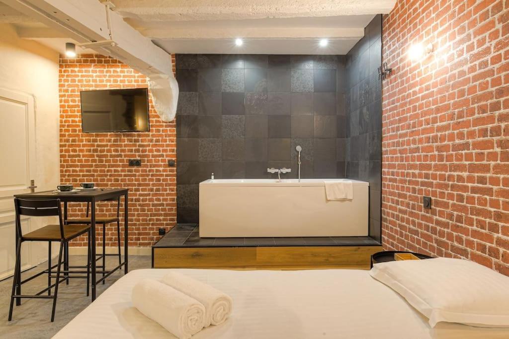 Industrial-Style Studio With Bathtub, Vieux-Lyon Exterior foto