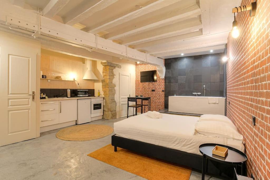 Industrial-Style Studio With Bathtub, Vieux-Lyon Exterior foto